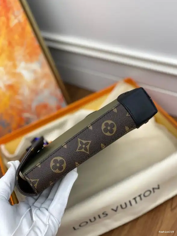 LOUIS VUITTON STEAMER POCHETTE VOYAGE 0402